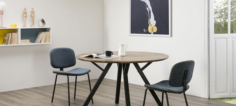 Обеденные столы и стулья изображение