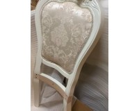 Деревянный стул в классическом стиле молочного цвета