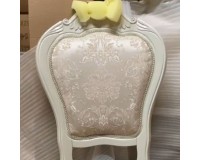 Деревянный стул в классическом стиле молочного цвета