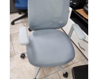 Офисное кресло модель 6231A светло-серого цвета