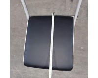 Складной стул черного цвета