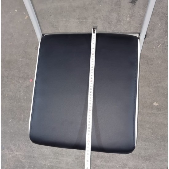 Складной стул черного цвета