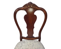 Деревянный стул в классическом стиле с деревянной спинкой