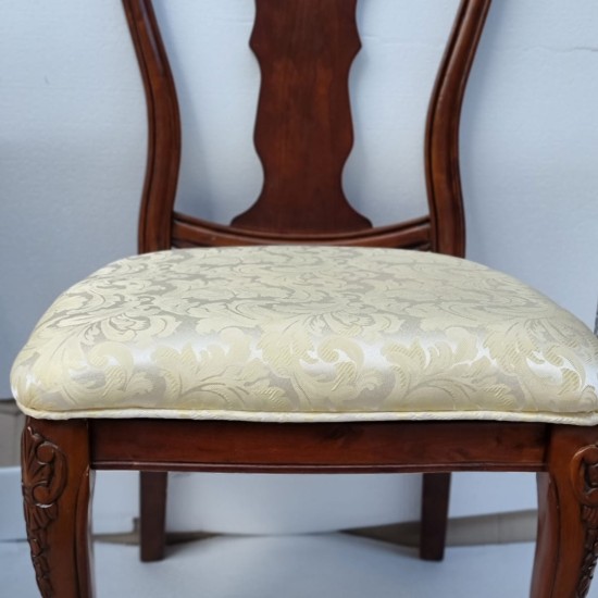 Деревянный стул в классическом стиле с деревянной спинкой