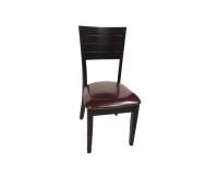 כיסא עץ עם מושב מרופד בריפוד דמוי עור. ריהוט, שולחנות וכסאות, כסאות, כסאות עץ, אספקה מיידית, חיסול מלאי.