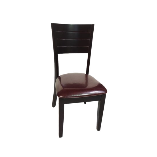 Деревянный стул с мягким сиденьем в обивке из кожзаменителя