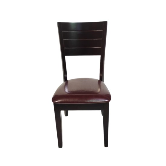 כיסא עץ עם מושב מרופד בריפוד דמוי עור. ריהוט, שולחנות וכסאות, כסאות, כסאות עץ, אספקה מיידית, חיסול מלאי.